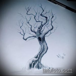 Черно-белый эскиз татуировки с изображением старого, искривленного дерева, в дупле которого просматривается лицо. Атмосферный рисунок для любителей готики.