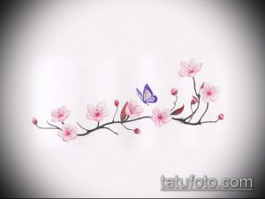 Нежный эскиз татуировки с изображением цветущей ветви сакуры и яркой синей бабочки, выполненный в акварельной технике.