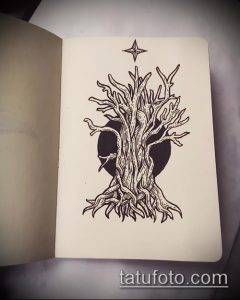 Черно-белый эскиз татуировки, изображающий голое дерево на фоне луны. Атмосферный рисунок, создающий ощущение таинственности и романтики.