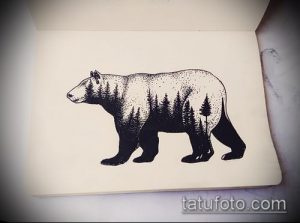 Черно-белое фото татуировки с изображением медведя, внутри которого прорисован лес. Оригинальный и символичный рисунок для любителей дикой природы.
