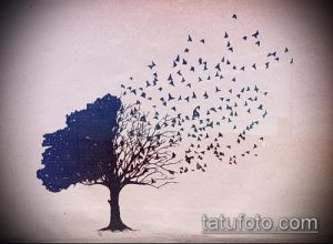 Эскиз татуировки дерева, одна половина которого светлая, а другая темная, с летящими птицами. Символизирует дуальность.