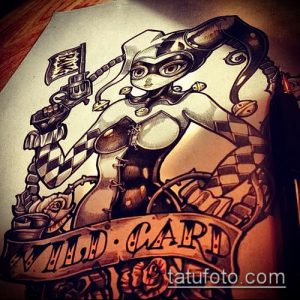 Эскиз татуировки с изображением Харли Квинн в стиле pin-up. Рисунок выполнен в ярких цветах с использованием четких линий и детализации.