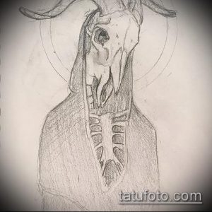 Черно-белый эскиз татуировки барана-скелета с рогами, выполненный в мрачном и реалистичном стиле.