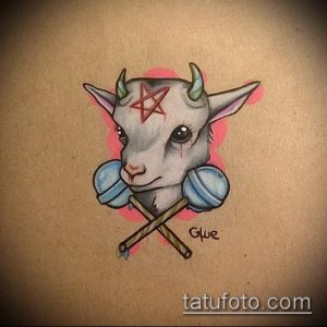 Цветной эскиз татуировки милого козленка с пентаграммой на лбу, держащего барабанные палочки.