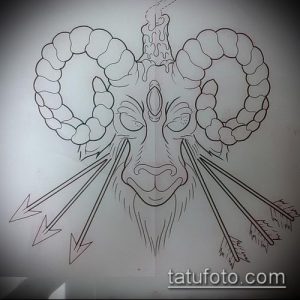 Черно-белый эскиз татуировки головы козла с рогами, пронзенными стрелами, выполненный в минималистичном стиле.