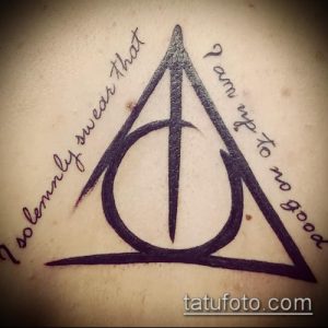 Фото тату с символом Даров Смерти и фразой из Гарри Поттера 'I solemnly swear that I am up to no good'.