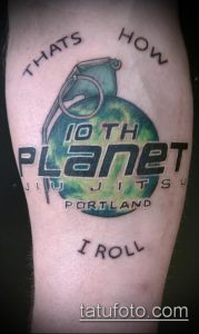 Фото тату на руке: граната в круге с надписью "10th Planet Jiu Jitsu Portland". Оригинальный рисунок татуировки.