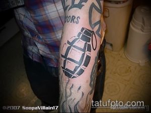 Фото татуировки на руке с изображением гранаты, выполненной в стиле геометрии. Черно-белый дизайн и четкие линии.