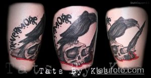 Фото тату на руке: ворон сидит на черепе, рядом надпись 'Nevermore', стиль old school, яркие цвета.