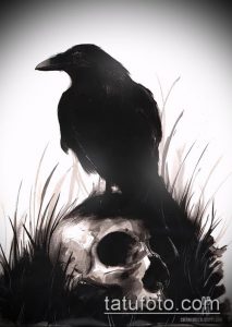 Фото тату: акварельная татуировка с изображением ворона, сидящего на черепе, выполненная в мягких тонах с эффектом размытия.