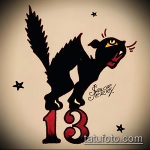 Фото тату: черный кот с дугой спины и цифра '13' в стиле old school. Традиционный рисунок татуировки с яркими контурами.