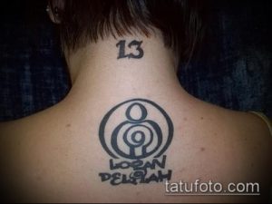 Фото тату с числом 13 на шее и абстрактным символом, напоминающим человека, с подписью 'Logan Delilah'.