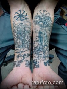 Фото тату: изображение кельтского креста и свастики на руках, выполненное в черно-белом стиле. Внимание: изображение содержит символику, запрещенную в некоторых странах.