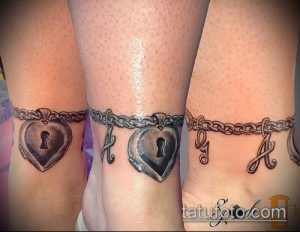 Фото тату: три браслета на лодыжках с подвесками в виде замков и инициалов. Символичный рисунок татуировки для пары или друзей.