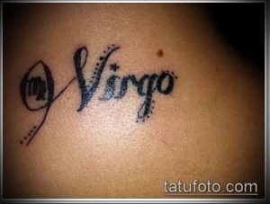 Фото татуировки на плече с изображением символа зодиака Дева и надписи "Virgo". Черно-белый рисунок татуировки с добавлением точек.