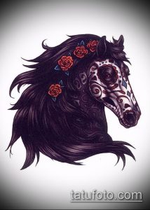 Фото тату: оригинальный рисунок лошади в стиле Sugar Skull, украшенный цветами и узорами. Эскиз татуировки выполнен в ярких цветах с использованием черного контура.