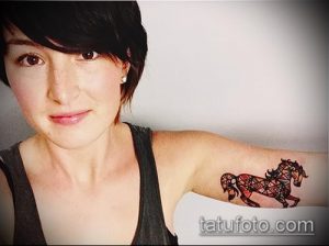 Фото минималистичной татуировки лошади на руке. Геометрический рисунок с использованием линий и фигур. Подходит для любителей современного искусства.