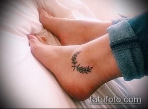 Фото парных тату: две тонкие веточки с листьями на лодыжках. Нежные и минималистичные татуировки для пары в черном цвете.