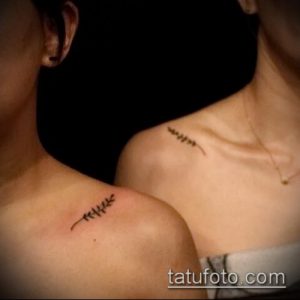 Фото парных тату: две тонкие веточки с листьями на ключицах. Нежные и минималистичные татуировки для пары.