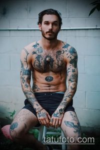Фото тату: мужское тело, покрытое множеством татуировок в стиле олдскул и традиционный. Рисунки включают в себя животных, цветы, геометрические фигуры и надписи.