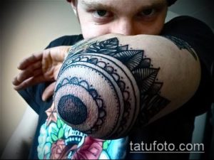 Фото тату: сложный орнамент, выполненный в технике dotwork на локте. Черно-белый рисунок, высокая детализация, геометрические узоры.