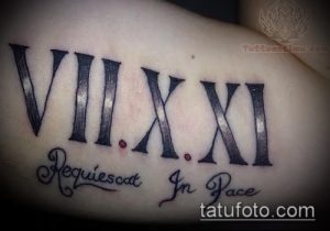 Фото тату: татуировка с римскими цифрами VII XXII и надписью 'Requiescat In Pace'. Памятная и трогательная татуировка.