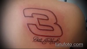 Фото тату с номером 3 и подписью "Dale Earnhardt" на спине. Красный контур, подпись курсивом, спортивная тематика.