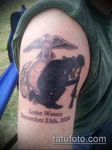 Фото тату морского пехотинца с изображением орла, якоря и надписи USMC на плече. Патриотическая татуировка в черно-серых тонах.