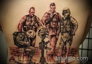 Фото тату с изображением трех солдат и оружия на спине. Реалистичный черно-серый рисунок татуировки.