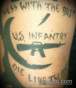 Фото тату на руке: надпись "Mess with the best, die like the rest", изображение автомата Калашникова и символ. Черно-серые тона, простой стиль.