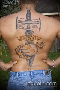 Фото тату на спине: нож, щит с американским флагом, девиз морской пехоты "Semper Fidelis", военная тематика.
