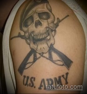 Фото тату черепа в берете с перекрещенными винтовками и надписью 'U.S. ARMY'. Рисунок выполнен в черно-серых тонах.