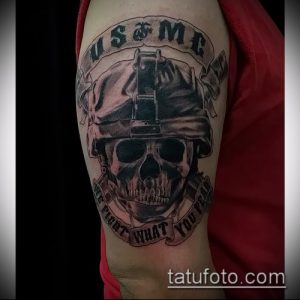 Фото тату черепа в каске морского пехотинца USMC с надписью 'WE FIGHT WHAT YOU FEAR'. Рисунок выполнен в черно-белых тонах.
