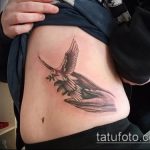 фото тату голубь №561 - прикольный вариант рисунка, который легко можно использовать для доработки и нанесения как тату три голубя