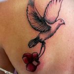 фото тату голубь №704 - эксклюзивный вариант рисунка, который успешно можно использовать для переработки и нанесения как тату на груди голуби