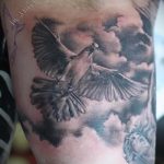 фото тату голубь №448 - классный вариант рисунка, который легко можно использовать для переделки и нанесения как тату белый голубь