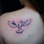 фото тату голубь №798 - прикольный вариант рисунка, который успешно можно использовать для переработки и нанесения как голубь мира тату