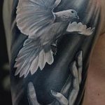 фото тату голубь №619 - крутой вариант рисунка, который успешно можно использовать для доработки и нанесения как тату на шее голуби