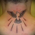 фото тату голубь №395 - уникальный вариант рисунка, который легко можно использовать для преобразования и нанесения как тату белый голубь