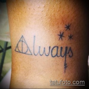Фото тату Даров Смерти с надписью 'Always' на руке. Черно-белый рисунок татуировки, выполненный в графическом стиле. Подходит для поклонников Гарри Поттера.