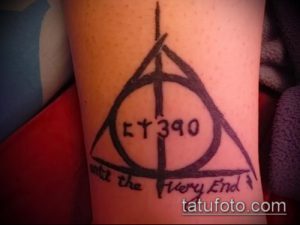 фото тату дары смерти №558 - классный вариант рисунка, который успешно можно использовать для доработки и нанесения как тату дары смерти на спине