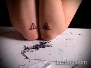 Фото тату: парные татуировки Даров Смерти на пальцах рук. Один палец с треугольником, другой с треугольником и глазом.