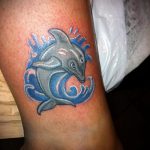 фото тату дельфин №509 - прикольный вариант рисунка, который удачно можно использовать для переработки и нанесения как фото тату дельфин на ноге