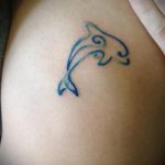 фото тату дельфин №978 - уникальный вариант рисунка, который хорошо можно использовать для доработки и нанесения как фото тату дельфин на копчике