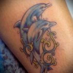 фото тату дельфин №723 - классный вариант рисунка, который удачно можно использовать для преобразования и нанесения как фото тату дельфин на копчике