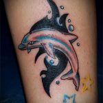 фото тату дельфин №162 - прикольный вариант рисунка, который успешно можно использовать для переработки и нанесения как фото тату дельфина на запястье