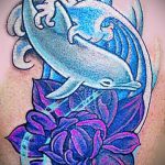 фото тату дельфин №210 - прикольный вариант рисунка, который успешно можно использовать для переработки и нанесения как фото тату дельфин на копчике