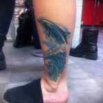 фото тату дельфин №57 - интересный вариант рисунка, который успешно можно использовать для переработки и нанесения как фото тату дельфин на копчике