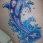 фото тату дельфин №791 - прикольный вариант рисунка, который успешно можно использовать для доработки и нанесения как фото тату дельфины на руке