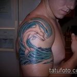 фото тату дельфин №408 - прикольный вариант рисунка, который удачно можно использовать для переделки и нанесения как фото тату дельфина на запястье